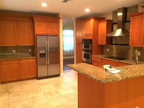 236 Cameron Dr in Weston, FL - Building Photo - Building Photo
