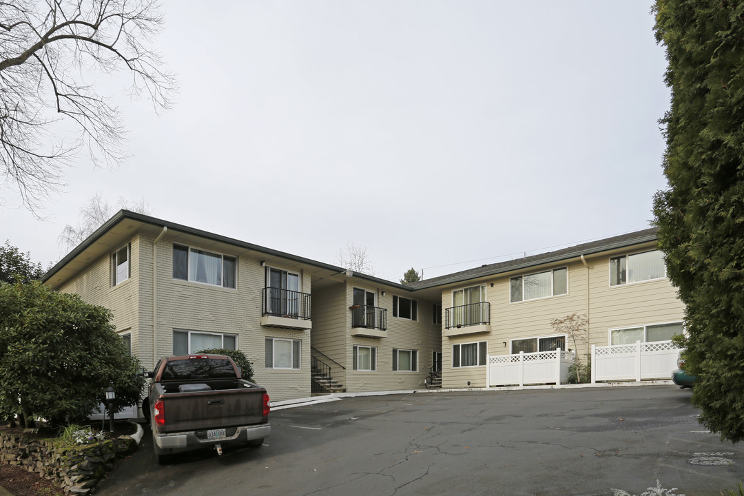 Crown Imperial Apartments in Portland, OR - Building Photo