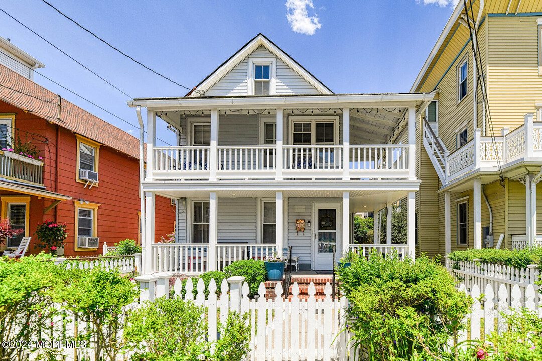 21 Embury Ave in Ocean Grove, NJ - Building Photo