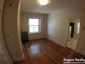 28 Allerton St, Unit 5 in Brookline, MA - Foto de edificio - Building Photo