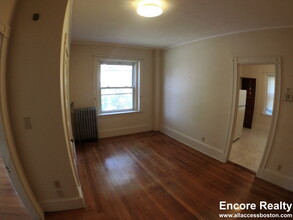 28 Allerton St, Unit 5 in Brookline, MA - Building Photo - Building Photo