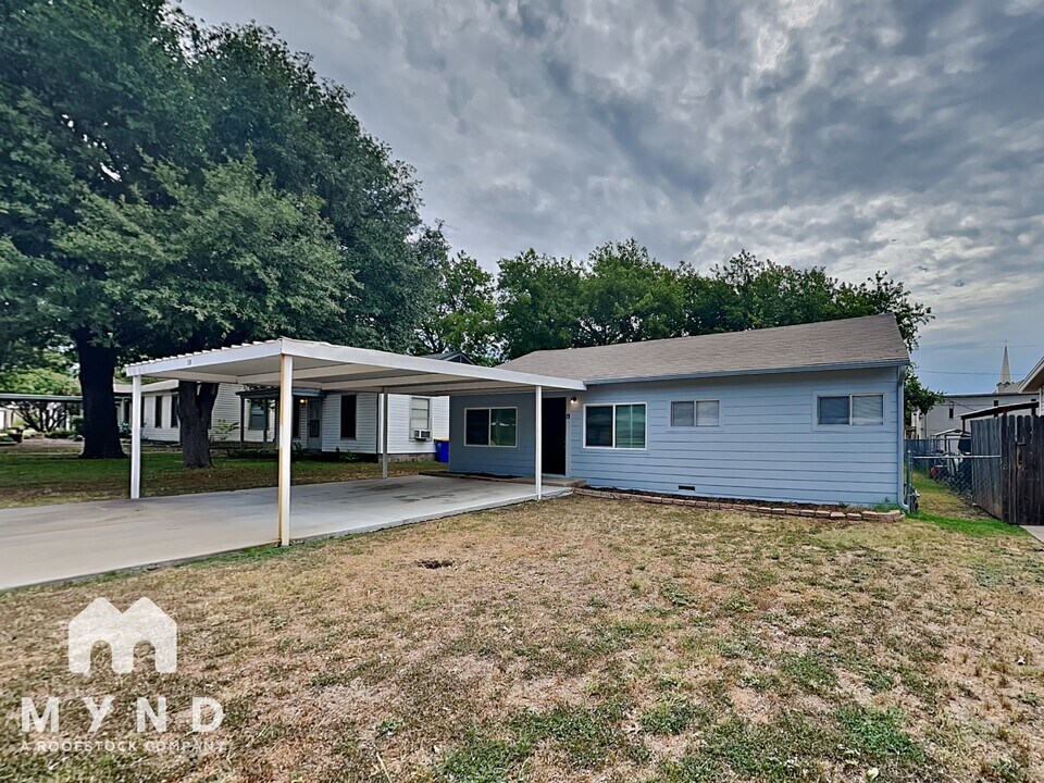 110 N Redford Ln in Fort Worth, TX - Building Photo