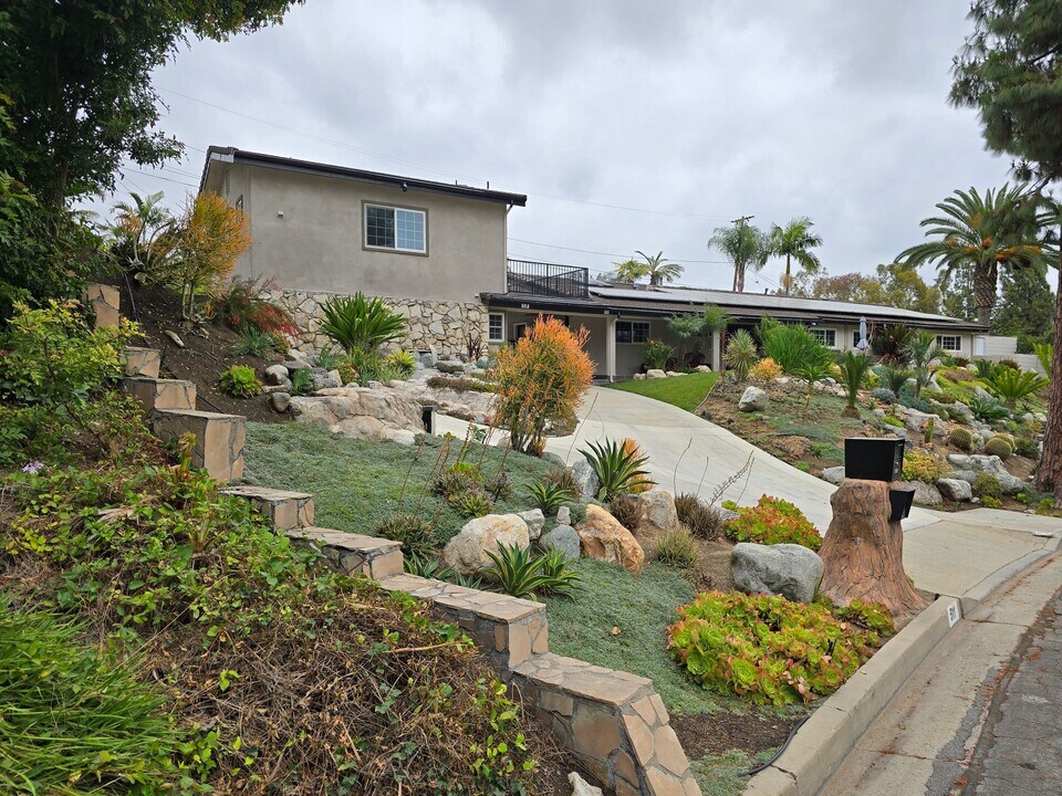 511 Laguna Rd in Fullerton, CA - Foto de edificio