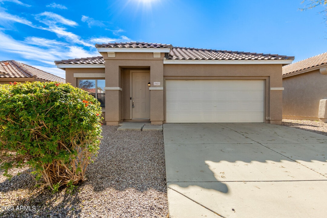 2821 W Santa Cruz Ave in Queen Creek, AZ - Foto de edificio