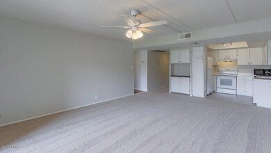 7960 E Camelback Rd in Scottsdale, AZ - Building Photo - Building Photo