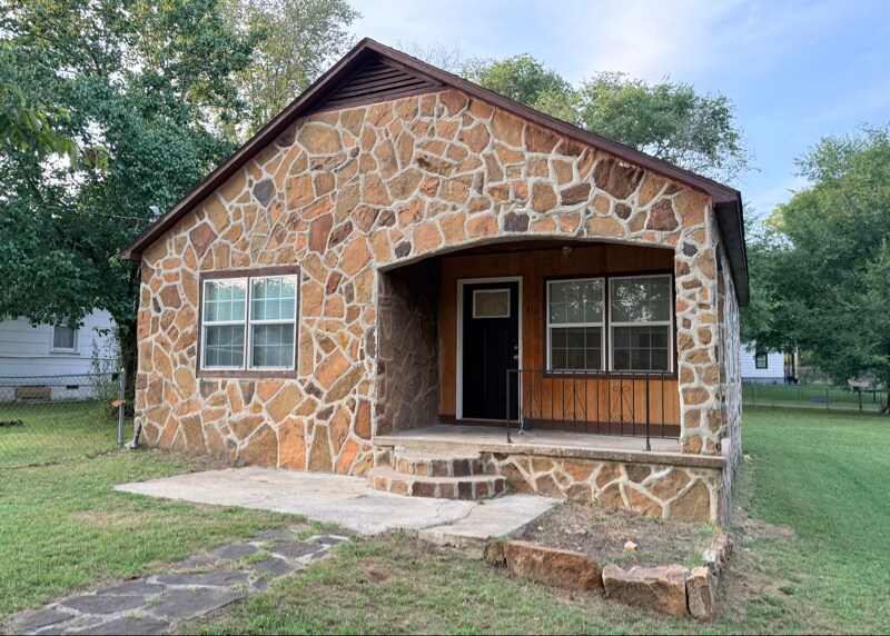 410 W Seneca St in Tahlequah, OK - Building Photo