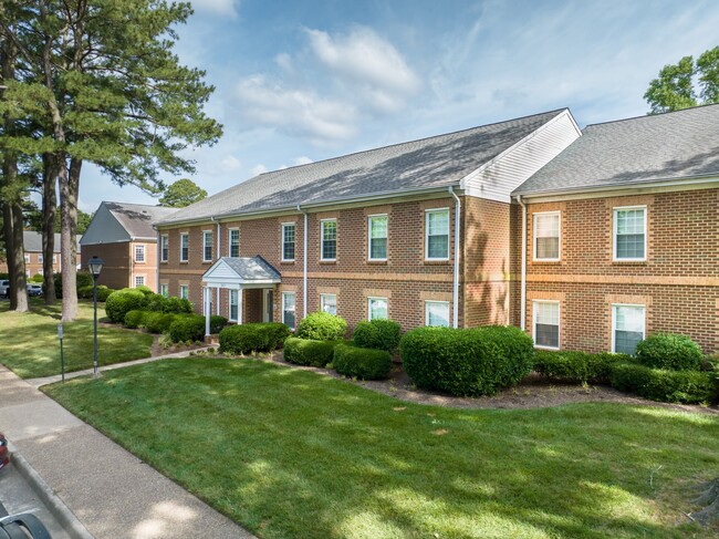 Rose Hall Apartments in Virginia Beach, VA - Foto de edificio - Building Photo