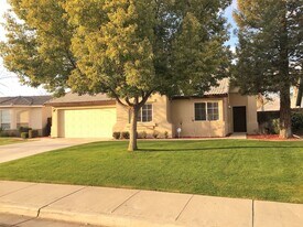 8502 Mainsail Dr in Bakersfield, CA - Building Photo