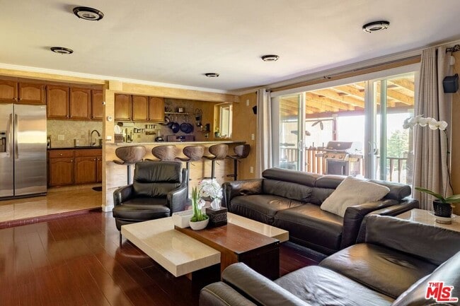 15555 High Knoll Rd in Los Angeles, CA - Building Photo - Building Photo