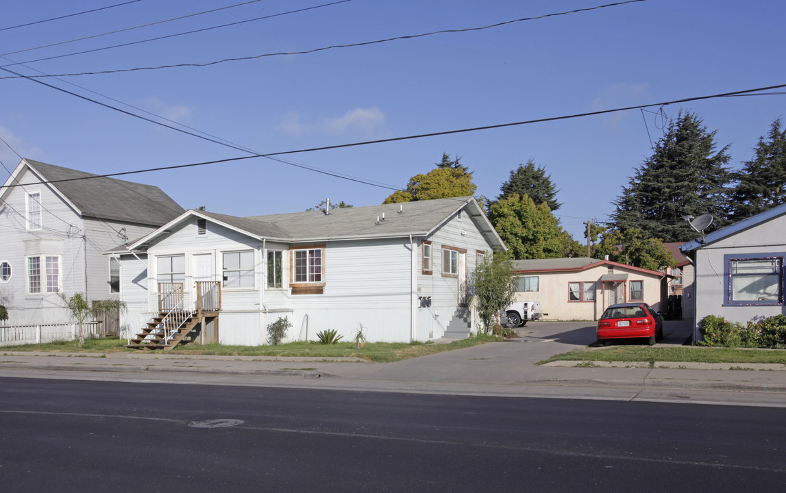 221 E Riverside Dr in Watsonville, CA - Building Photo