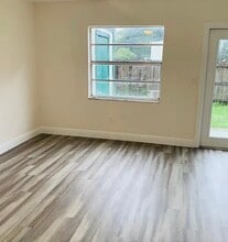5161 Tennis Court Cir in Tampa, FL - Foto de edificio - Building Photo
