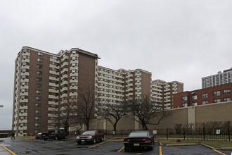 Lake Terrace Condominiums in Chicago, IL - Building Photo - Building Photo