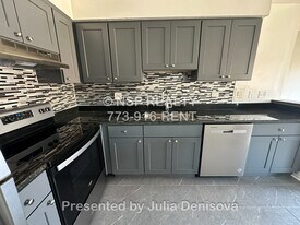 1639 Oakwood Ave, Unit 201 in Des Plaines, IL - Building Photo