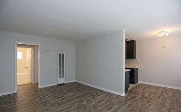 10227 S 10th Ave in Inglewood, CA - Foto de edificio - Building Photo