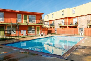 Gardens of Bissonnet in Houston, TX - Building Photo
