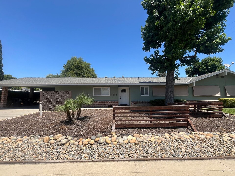 1116 S Sowell St in Visalia, CA - Building Photo