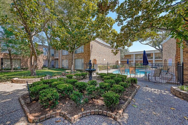 2201 Fountain View Dr in Houston, TX - Building Photo - Building Photo