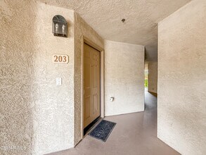 5744 Oak Bend Ln in Oak Park, CA - Foto de edificio - Building Photo
