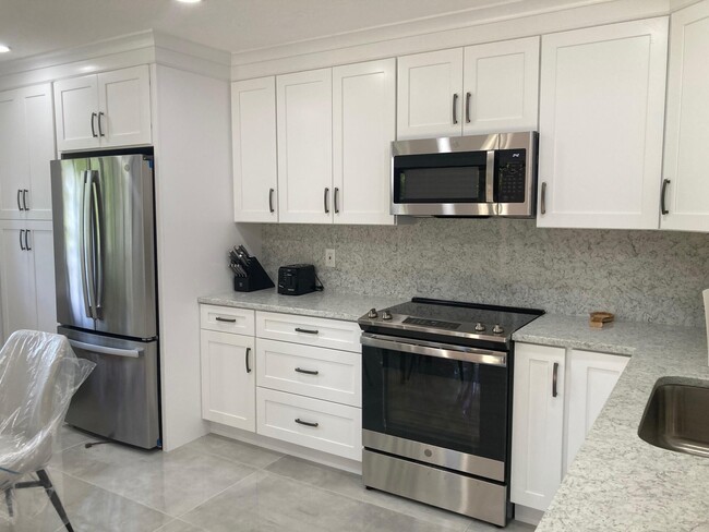 355 Prestwick Cir in Palm Beach Gardens, FL - Foto de edificio - Building Photo