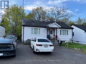 104 Steeles Ave E in Markham, ON - Building Photo