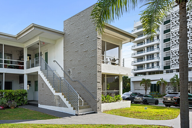 9200 E Bay Harbor Dr in Bay Harbor Islands, FL - Building Photo - Building Photo