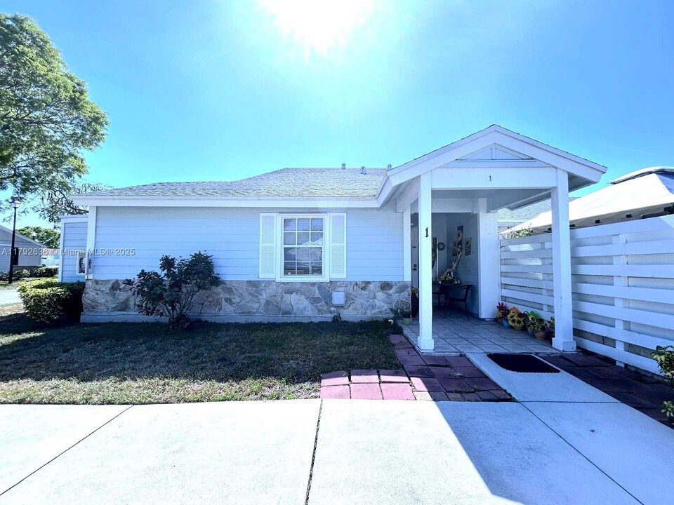 13784 SW 147th Cir Ln in Miami, FL - Building Photo