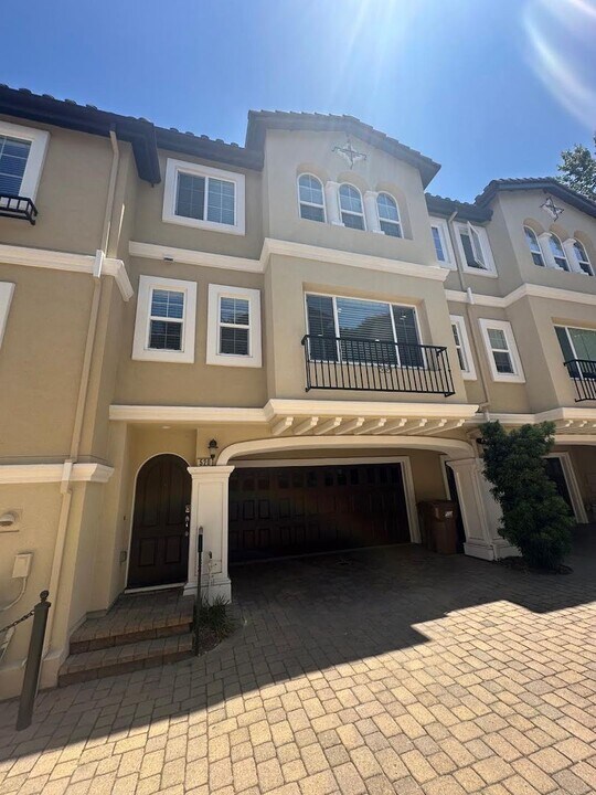 520 Berrellesa St in Martinez, CA - Building Photo