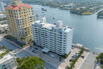 Versailles Condominiums in Fort Lauderdale, FL - Foto de edificio - Building Photo