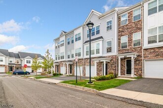 403 Saratoga Ct in Branchburg, NJ - Building Photo - Building Photo
