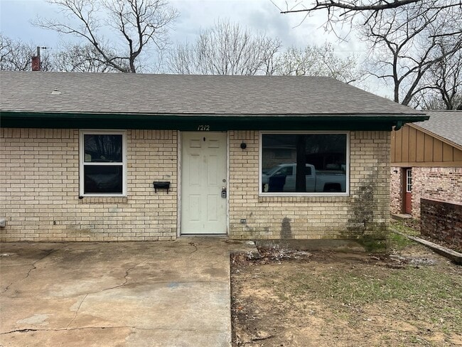 property at 1212 W Hunt St