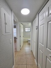 1545 Lake Crystal Dr, Unit D in West Palm Beach, FL - Building Photo - Building Photo