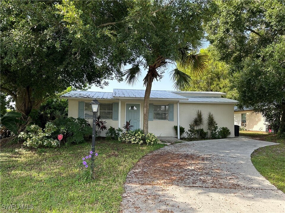 1125 Gifford Ave S in Lehigh Acres, FL - Building Photo