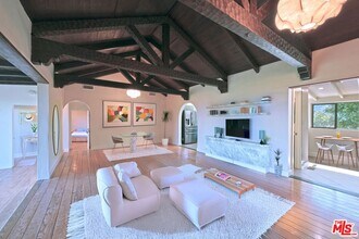 11764 Laurelcrest Dr in Los Angeles, CA - Foto de edificio - Building Photo