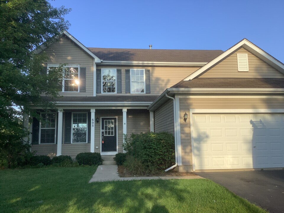605 Country Brook Ln in Harvard, IL - Foto de edificio