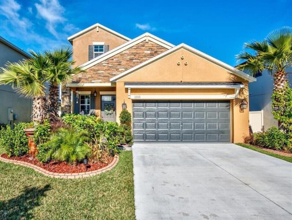 1555 Ludington Ave in Zephyrhills, FL - Building Photo