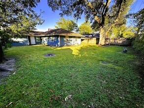 5111 Maple St in Bellaire, TX - Building Photo - Building Photo