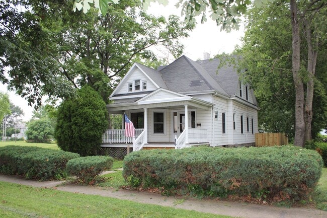 210 E Park St in Champaign, IL - Building Photo - Building Photo