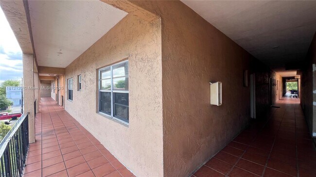 3675 W 11th Ave in Hialeah, FL - Foto de edificio - Building Photo