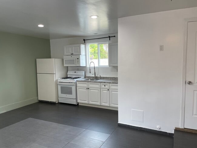 8025 White Oak Ave in Reseda, CA - Building Photo - Building Photo