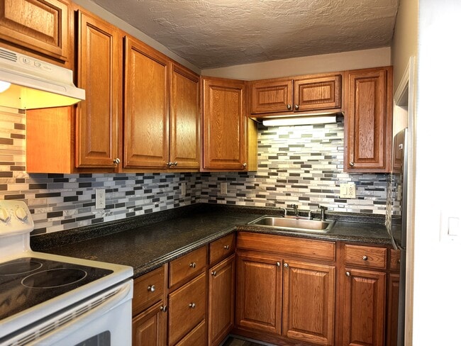 74 Hamlet Ave, Unit 1F in Woonsocket, RI - Foto de edificio - Building Photo