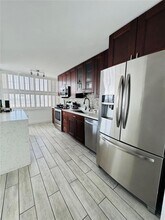 18031 Biscayne Blvd in Aventura, FL - Building Photo - Building Photo
