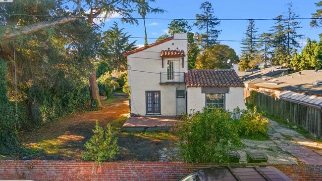 2081 Oakwood Dr in East Palo Alto, CA - Building Photo - Building Photo