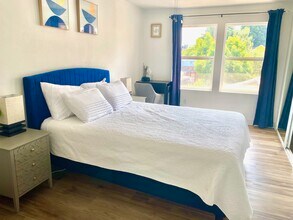 1215 SE Lexington St, Unit Sellwood Library House in Portland, OR - Foto de edificio - Building Photo