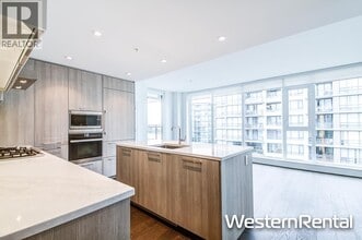 3200 Corvette Way in Richmond, BC - Building Photo - Building Photo