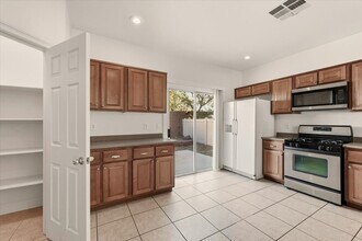 8928 Spotted Tail Ave in Las Vegas, NV - Building Photo - Building Photo