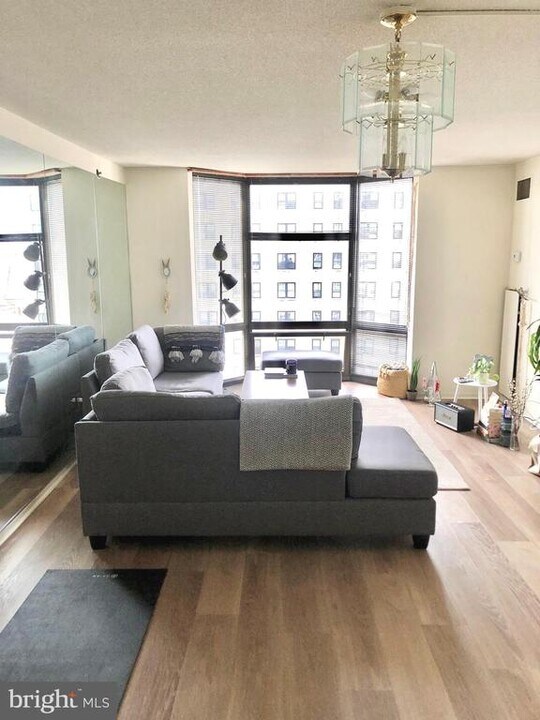 2020 Walnut St in Philadelphia, PA - Building Photo