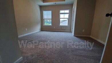 1055 Bayrose Cir in East Point, GA - Foto de edificio - Building Photo