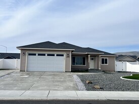 2393 Pacific St in Ephrata, WA - Building Photo