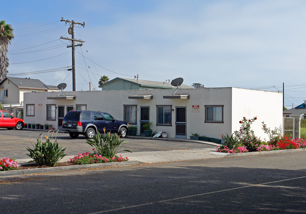 156 W Pleasant Valley Rd in Port Hueneme, CA - Building Photo