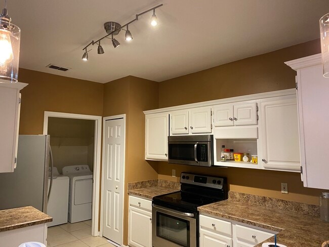 10000 Gate Pky N in Jacksonville, FL - Foto de edificio - Building Photo